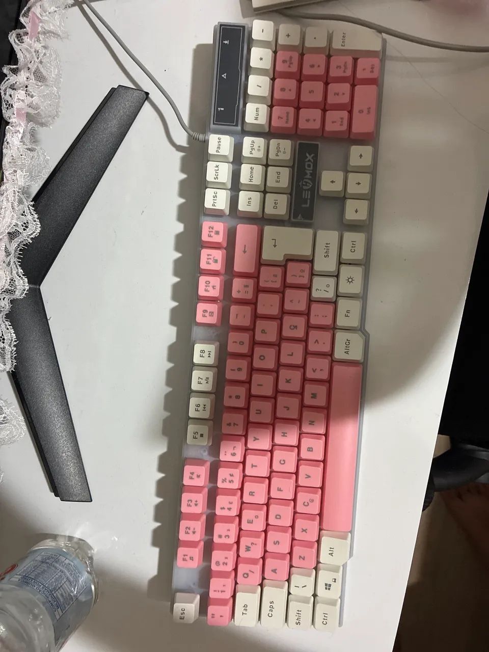 teclado branco e rosa com fio