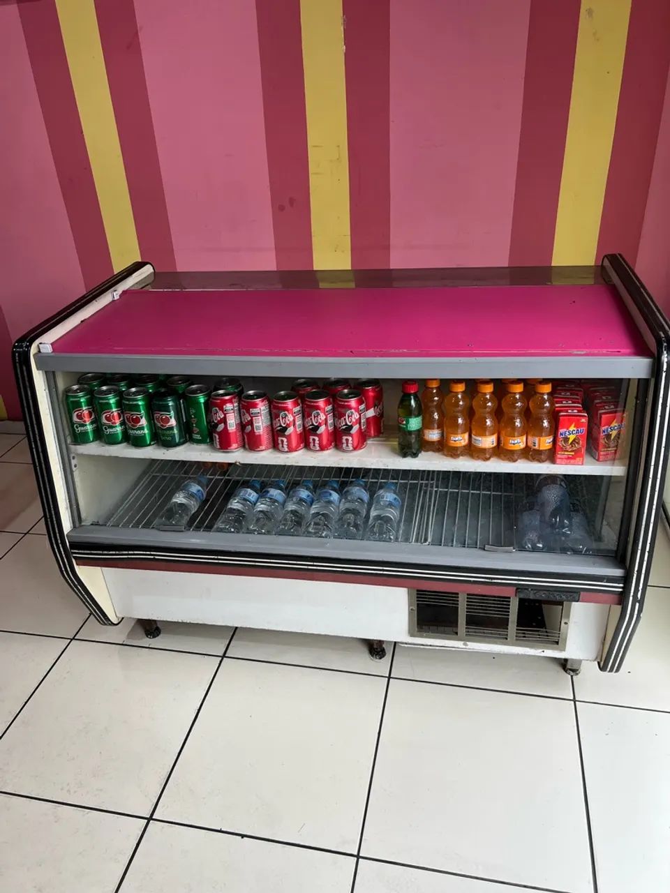 Expositor refrigerado 220V para bebidas ?