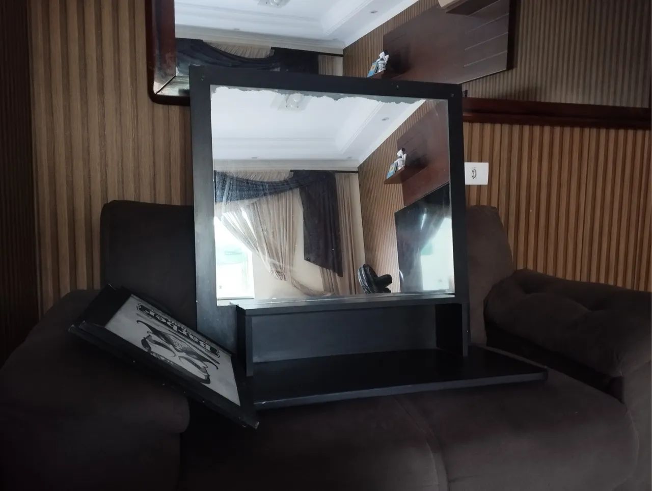 Bancada salão com dois quadro 