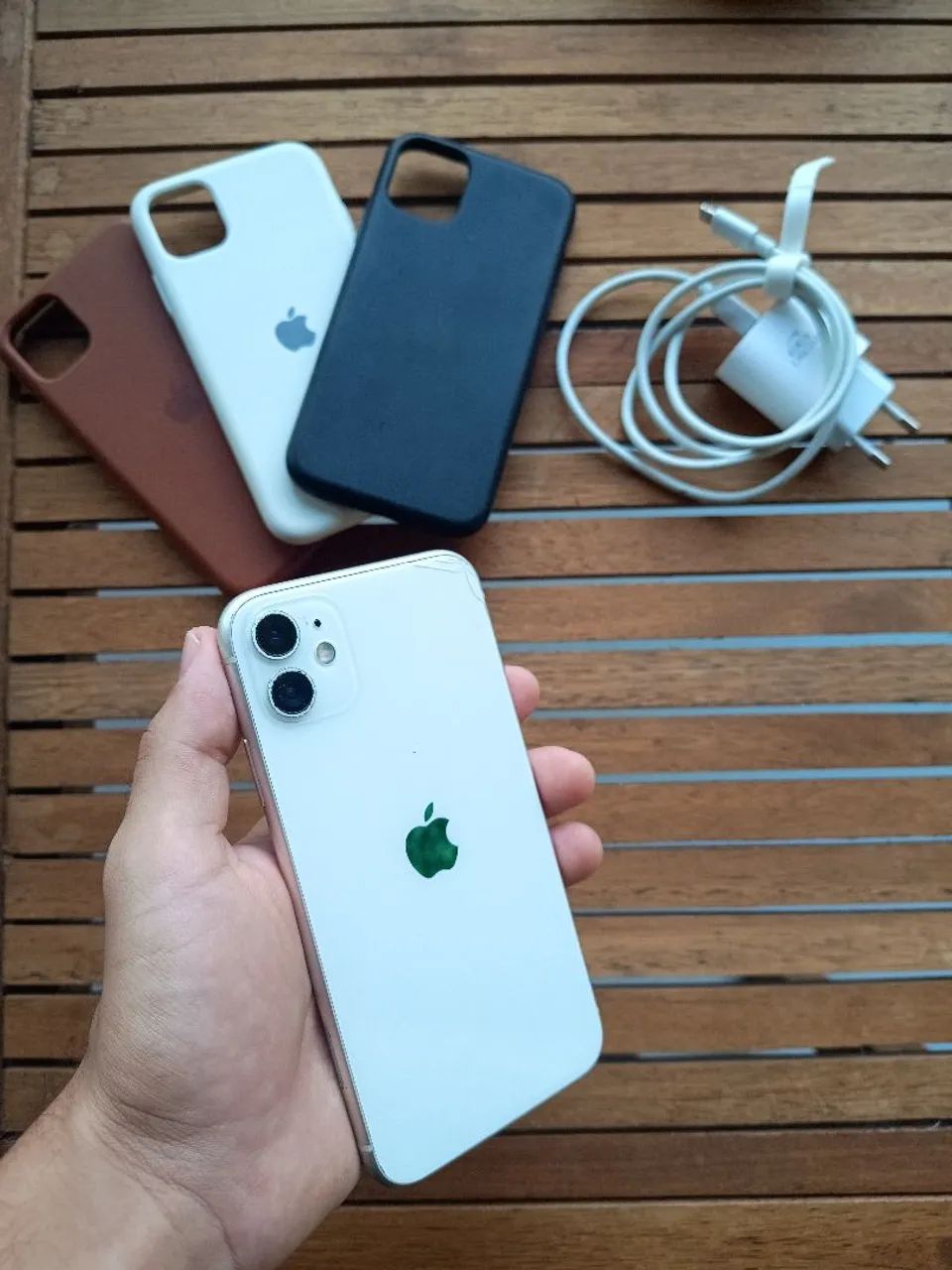 iPhone 11 Branco (CARREGADOR +3 CAPINHAS)