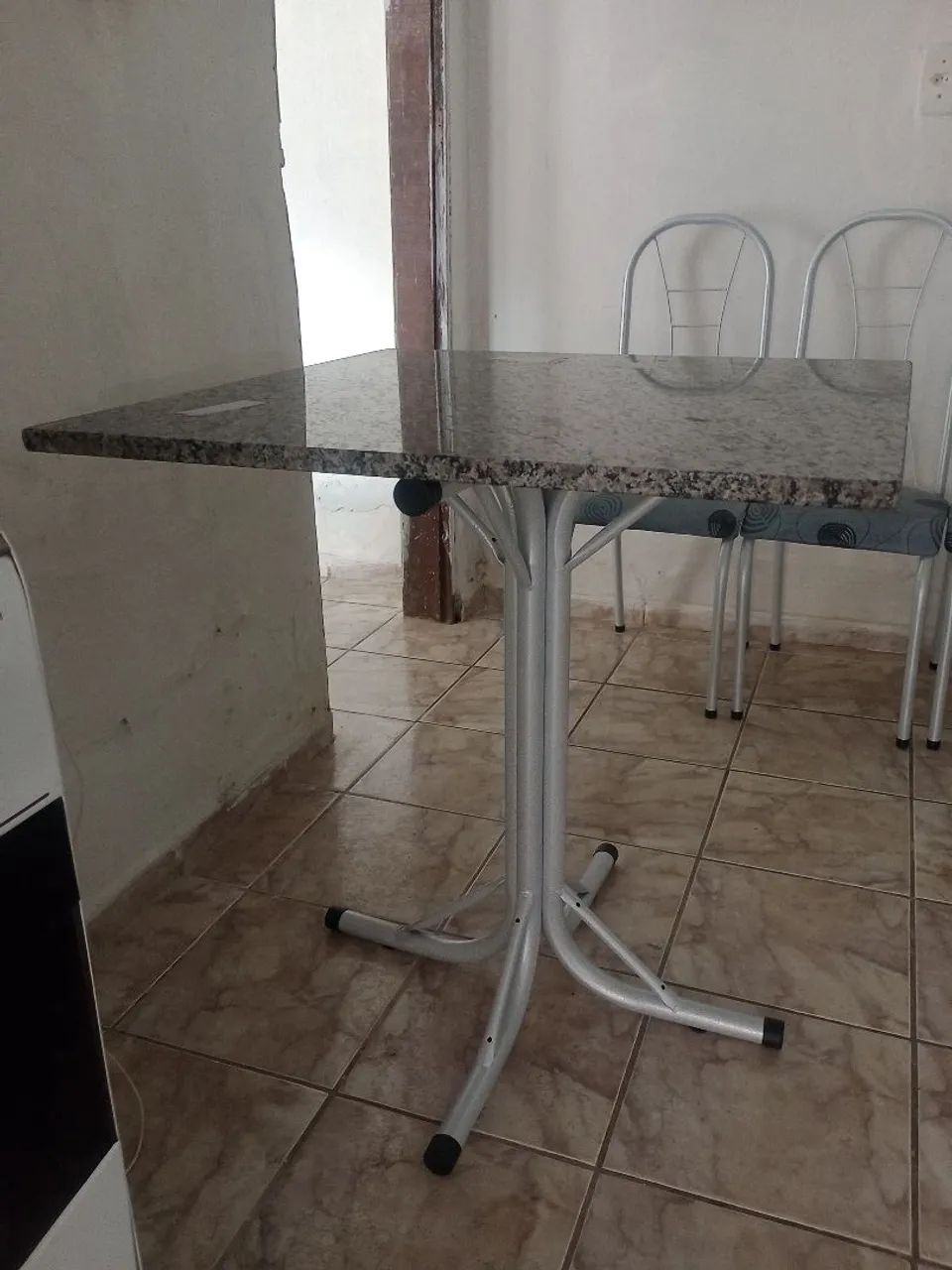 Mesa de Jantar de Mármore com 4 cadeiras nenhuma marca de uso estar nova  - Foto 3