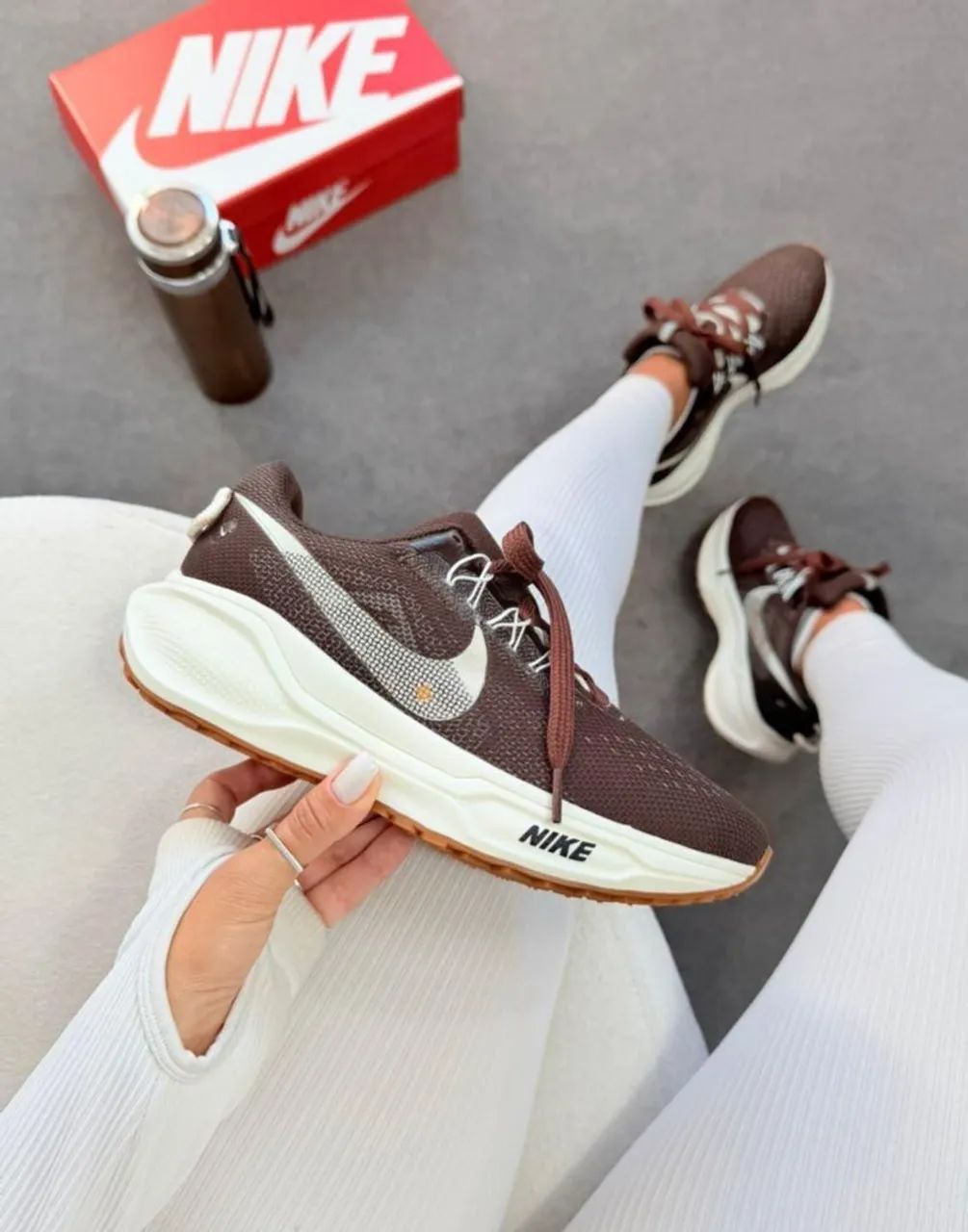 Tênis marrom confortável moda e estilo 