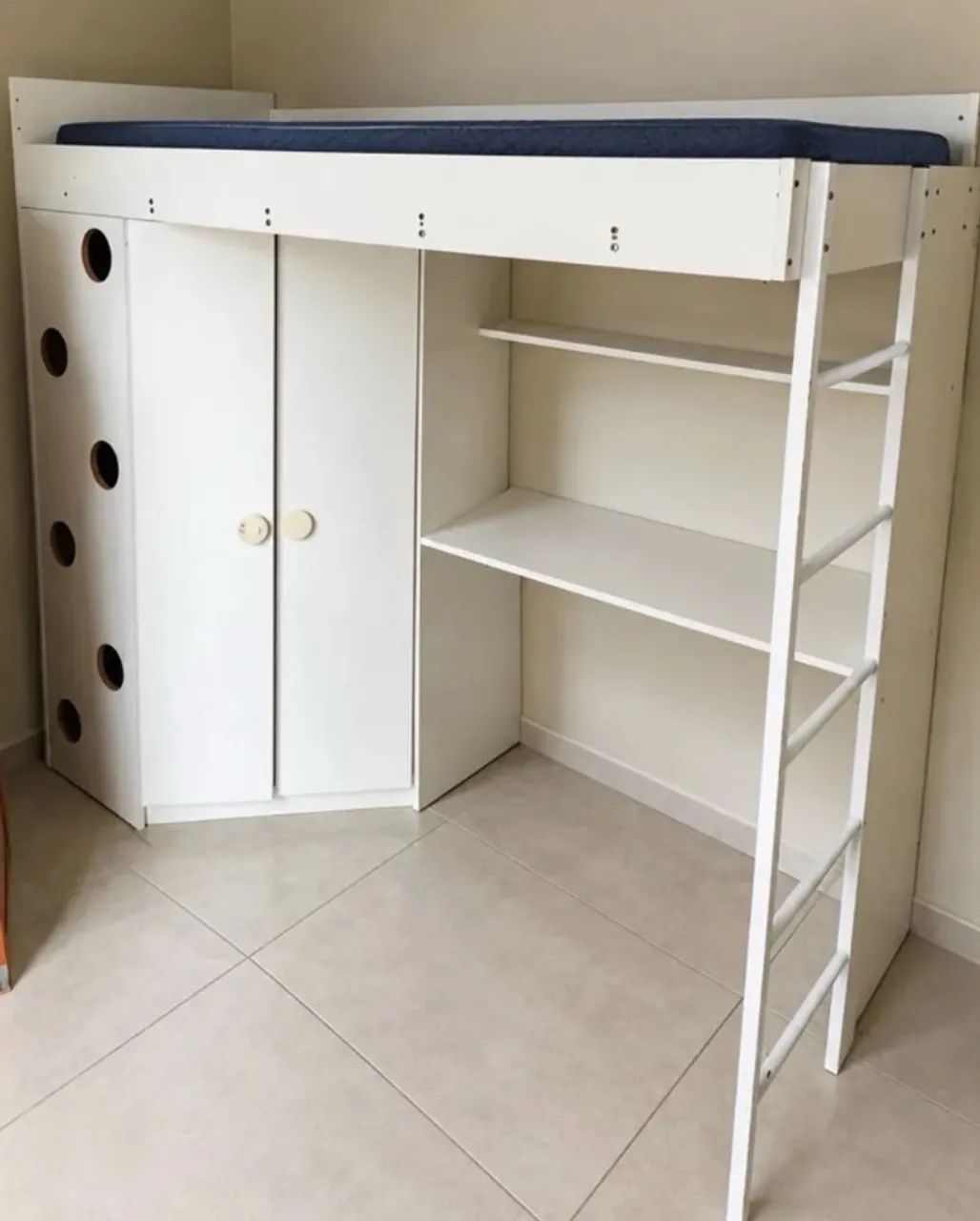 Cama com guarda-roupa 