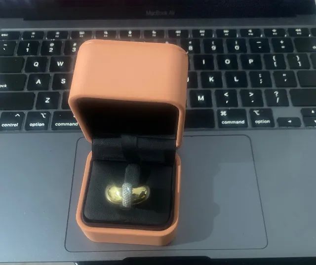 Aliança cravejada com diamantes 
