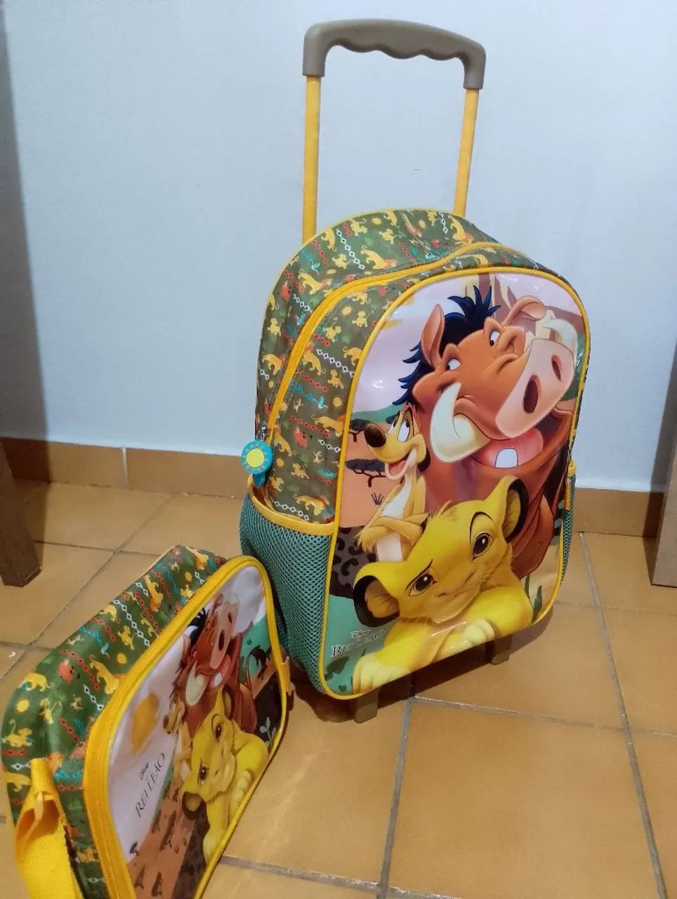 Kit Escolar Rei Leão Disney - Mochila de Rodinhas + Lancheira Térmica (Ótimo Estado) - Foto 3