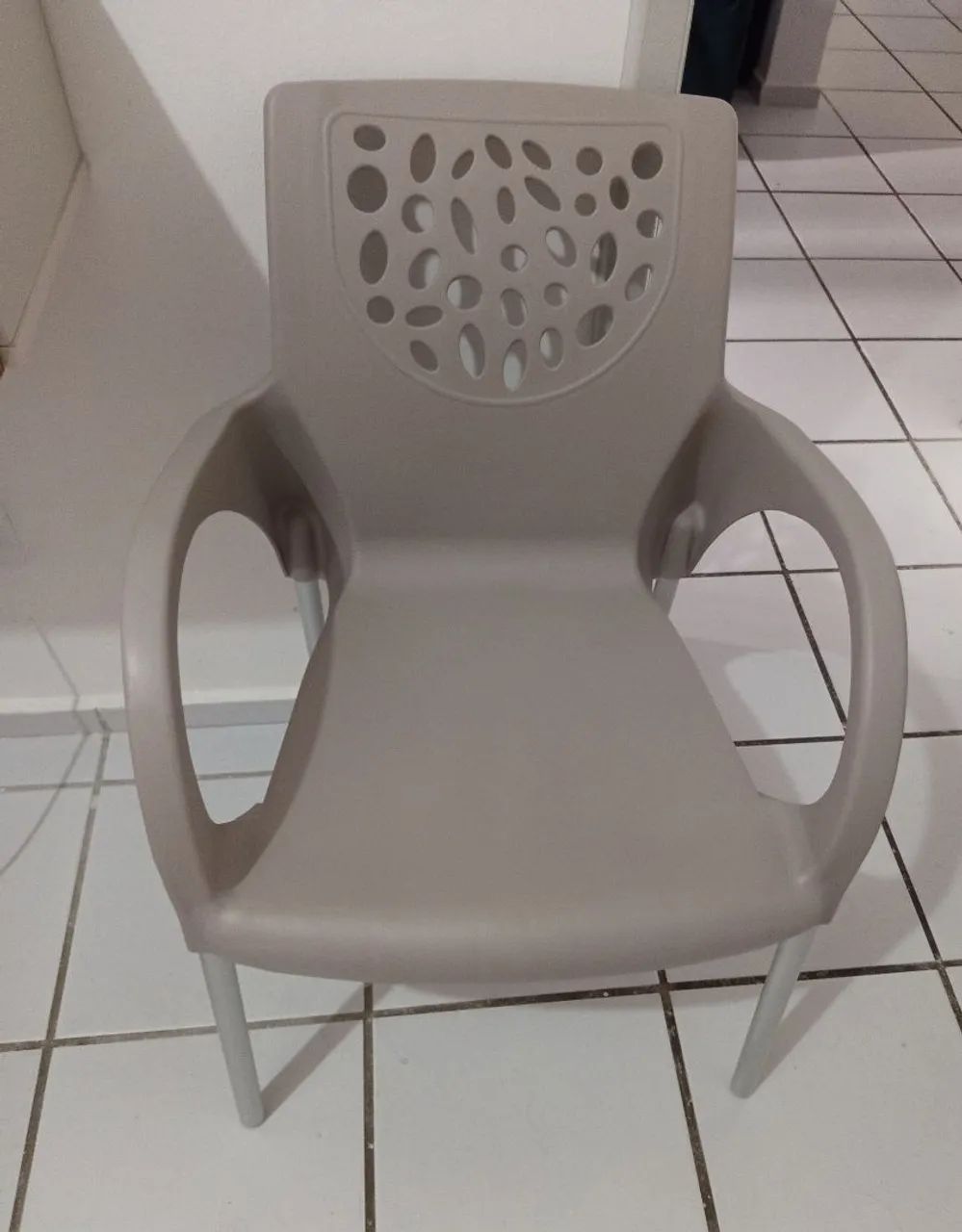 Cadeira com pés de alumínio 