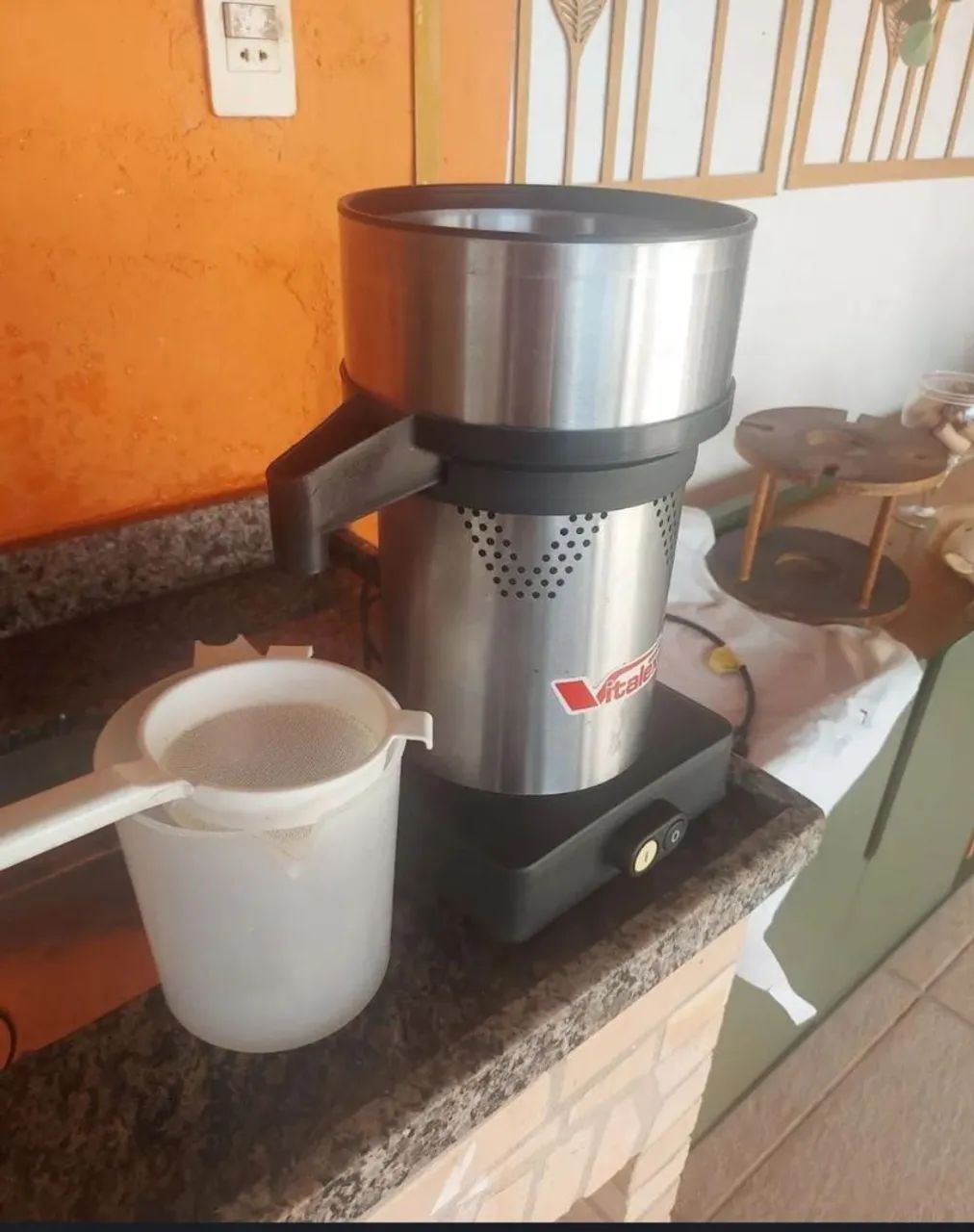 Mesa de inox e espremedor de laranja industrial  - Foto 3