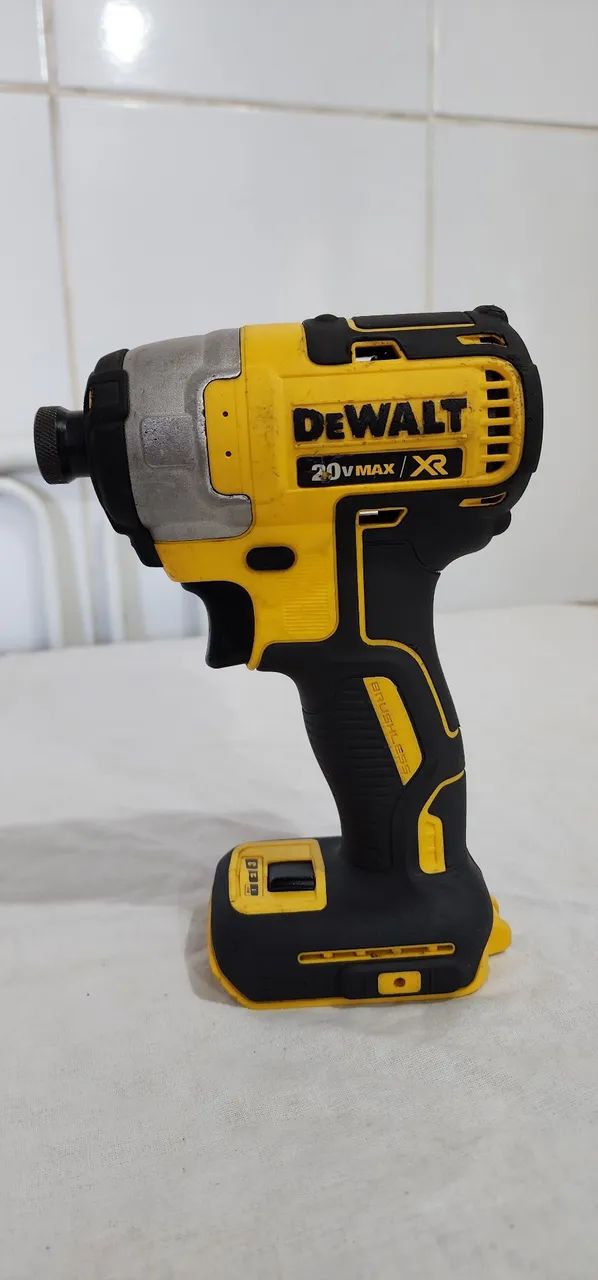 PARAFUSADEIRA DE IMPACTO - DEWALT 1/4" ( sem bateria e sem carregador )