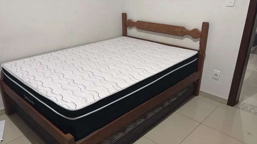 Cama de casal de madeira