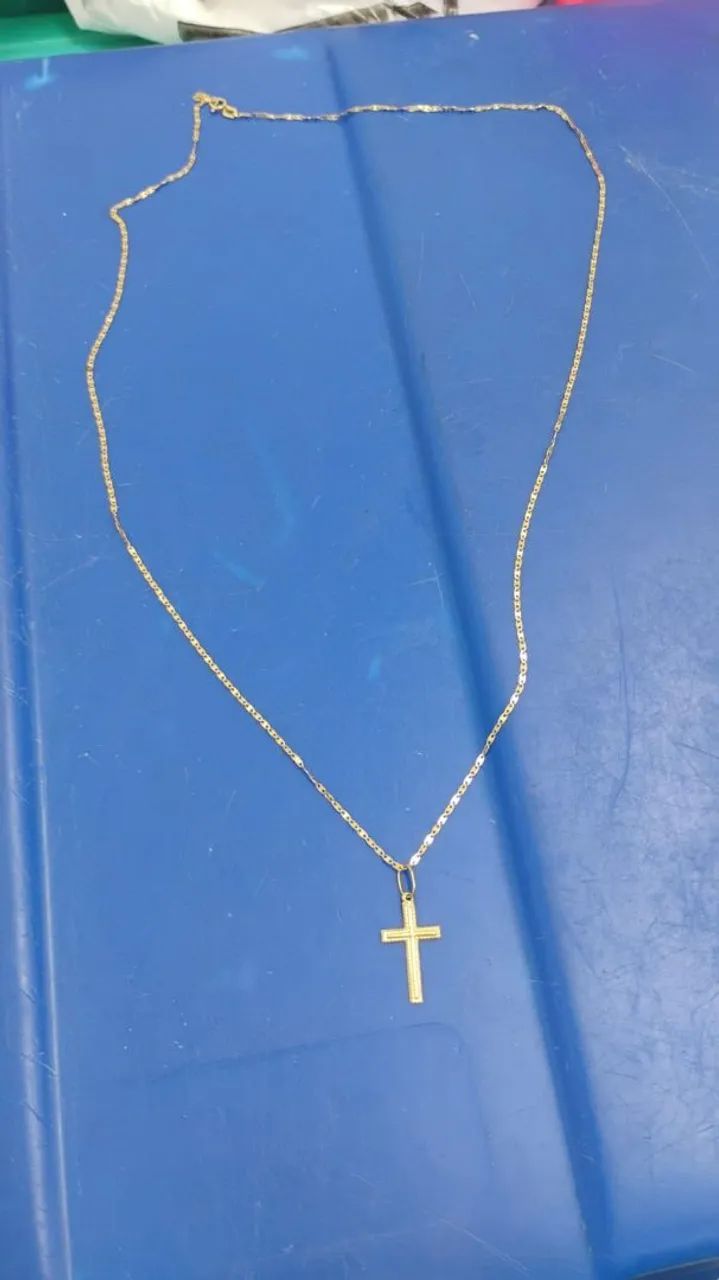 Cordão com pingente de ouro 