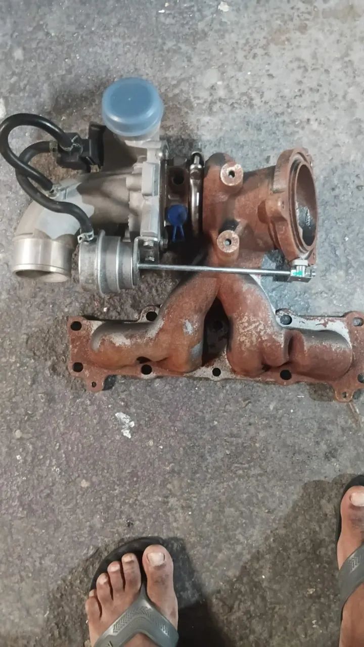 Turbocompressor com coletor de escape integrado