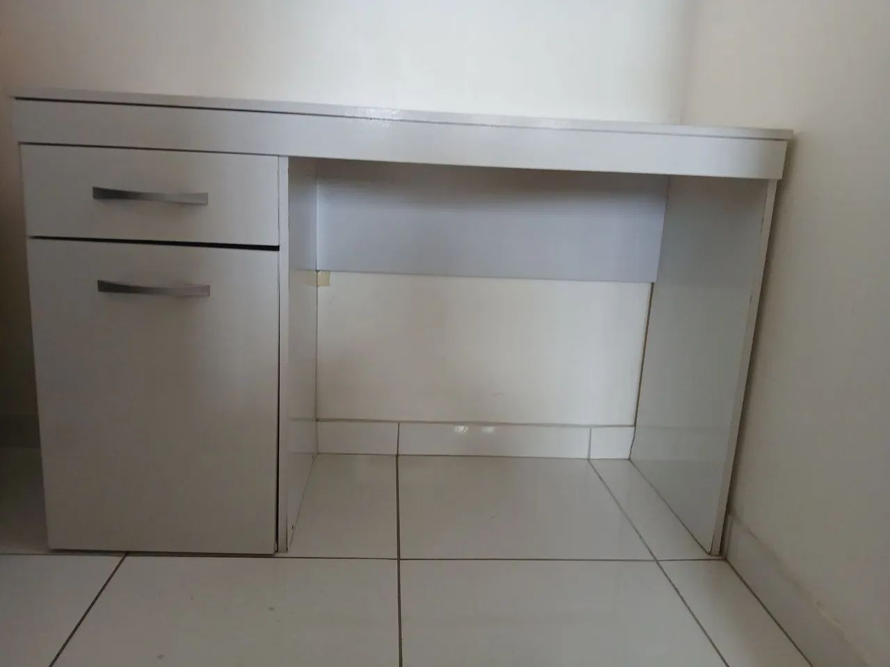 Escrivaninha com gaveta semi nova