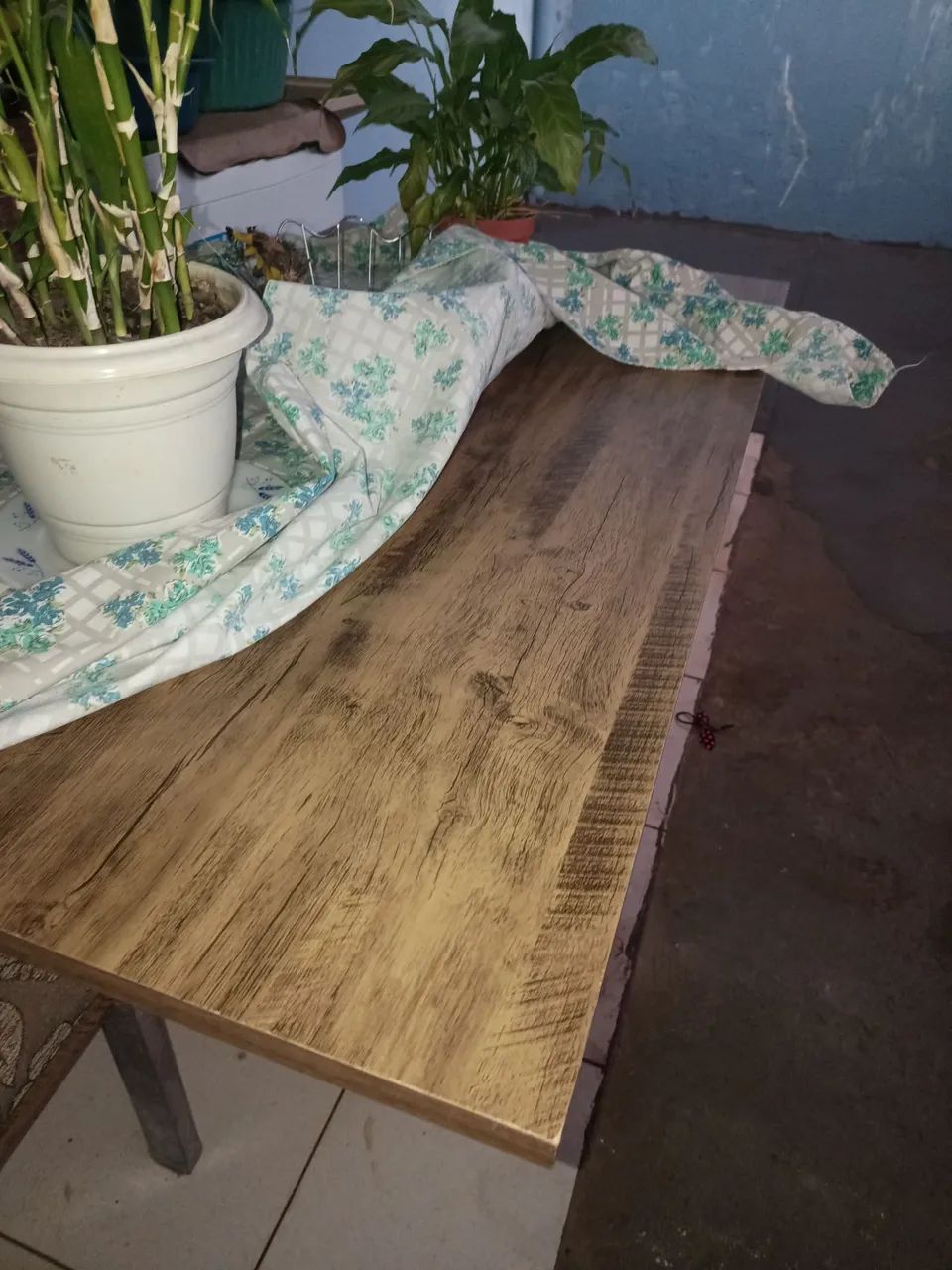 Vendo mesa de madeira MDF com 6 cadeiras  na cor marrom assento estofado em ótimo estado. - Foto 3