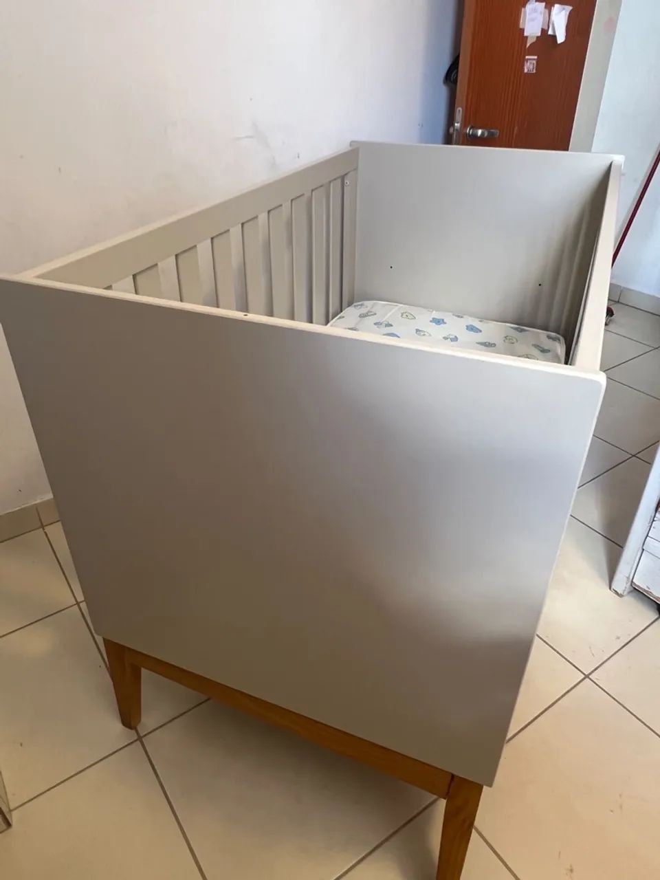 Berço de Bebê Moderno Cinza e Madeira + Colchão de brinde - Foto 2