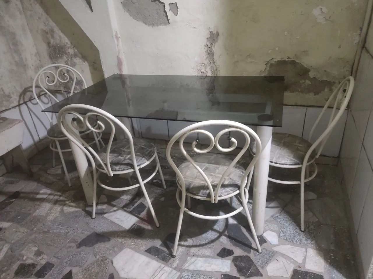 Mesa com 4 cadeiras 