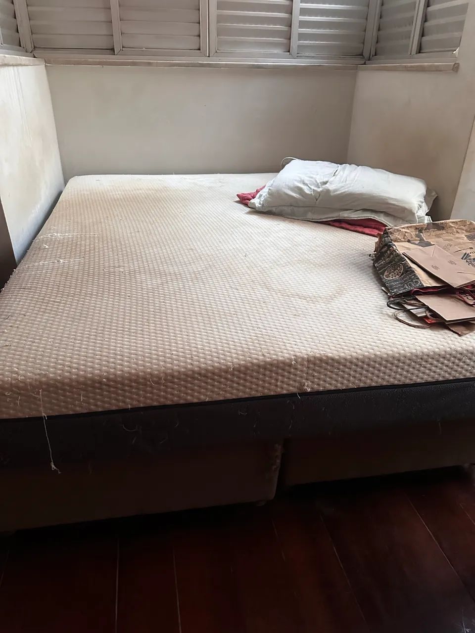 Cama Queen + Colchão Emma