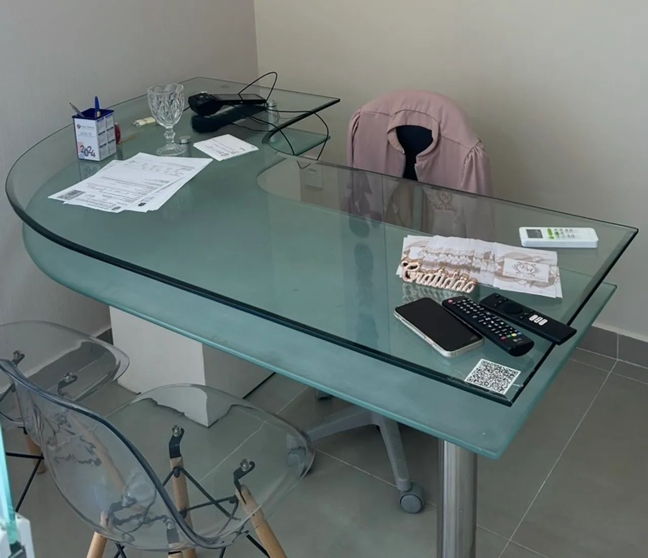 Mesa para atendimento de vidro com gaveteiro em madeira   - Foto 2