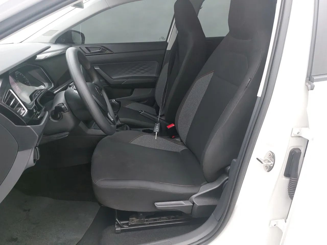Volkswagen Polo Track 1.0 Flex 12V 5p, foto 16 de 18