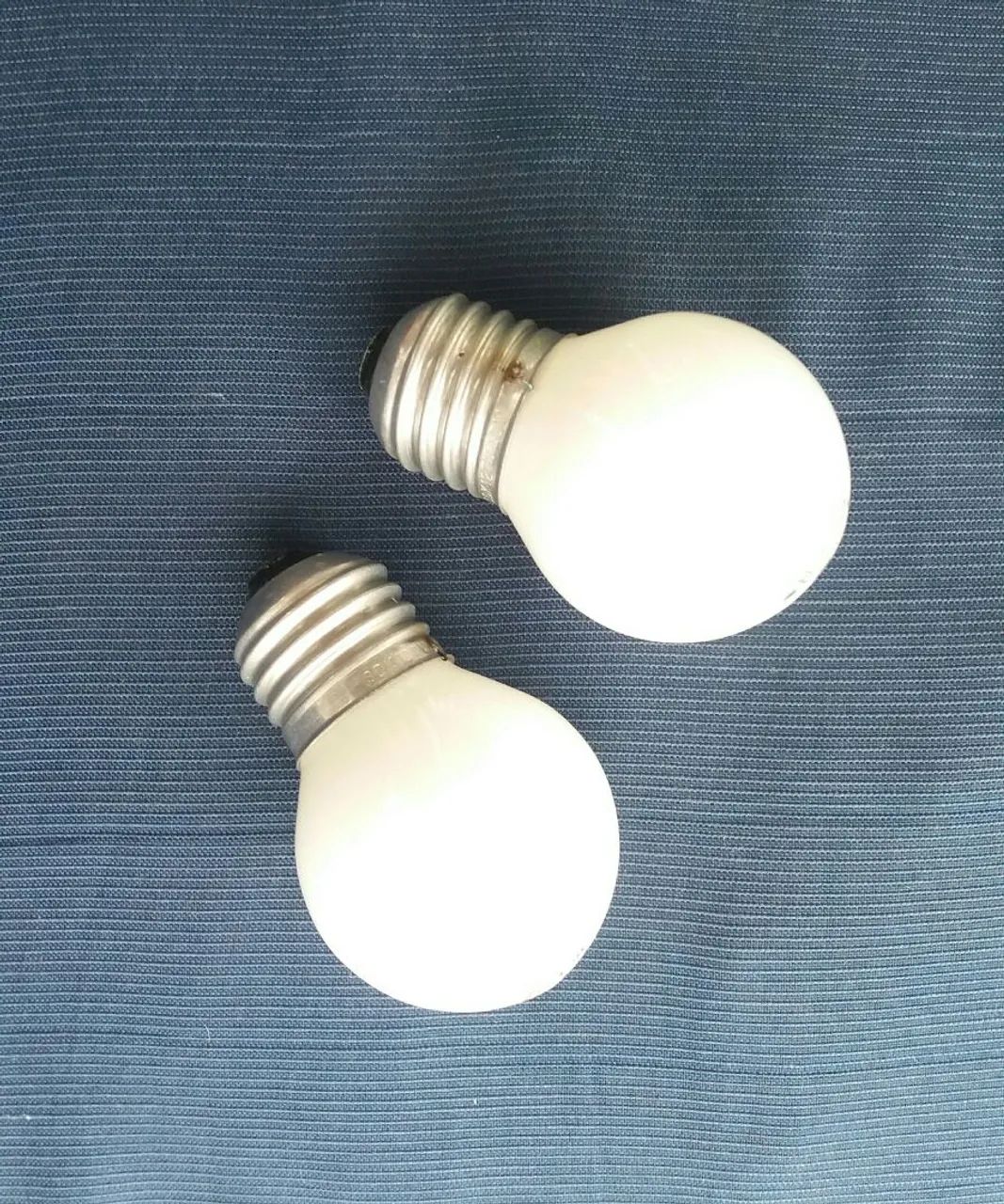 Lâmpadas bolinhas incandescentes.