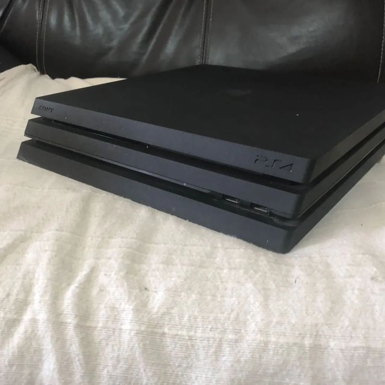 Ps4 pro +2 controles 