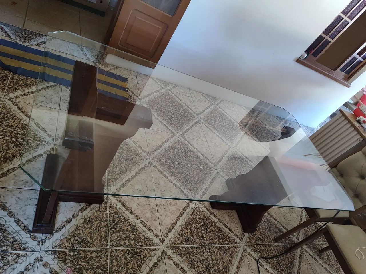 Mesa 6 lugares de vidro e base de madeira - Foto 2