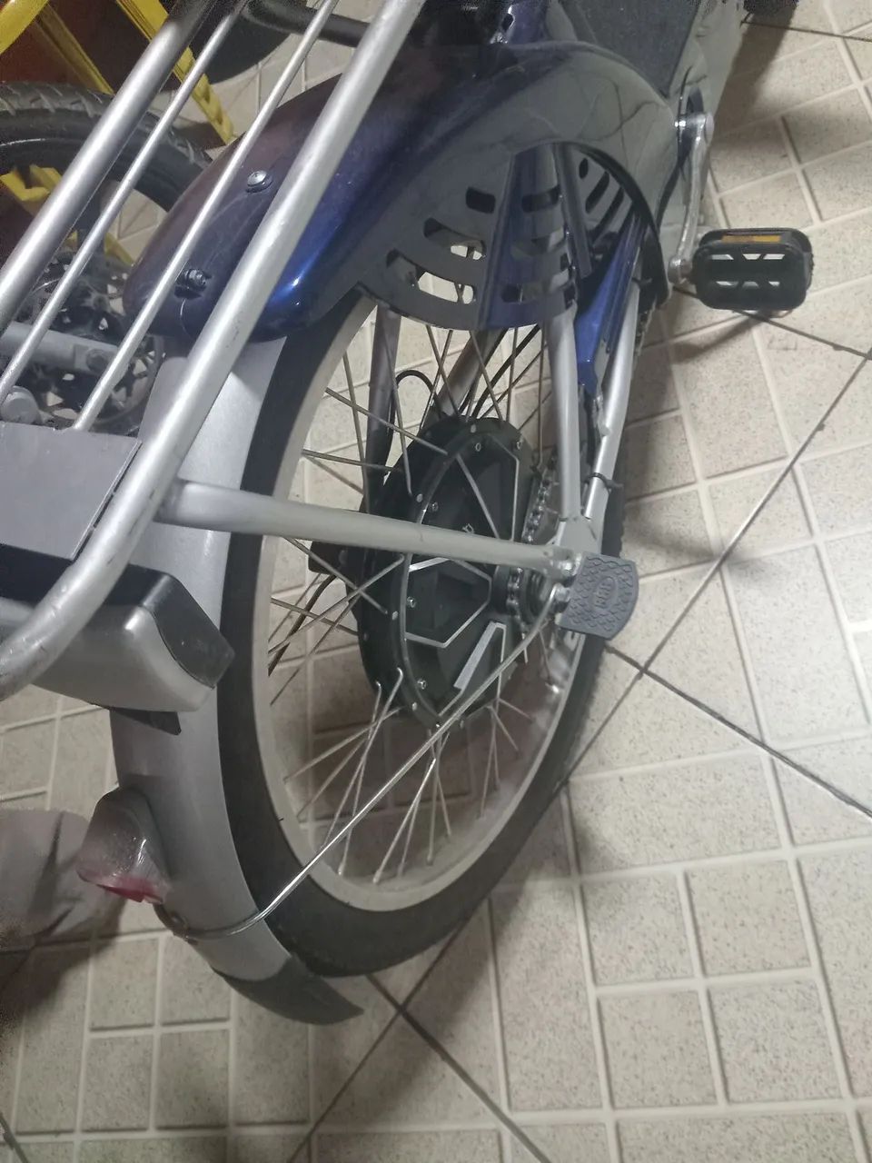 Bicicleta Elétrica E-Maxx Duos 800W Entrada USB Alarme e Seta cor azul - Foto 6