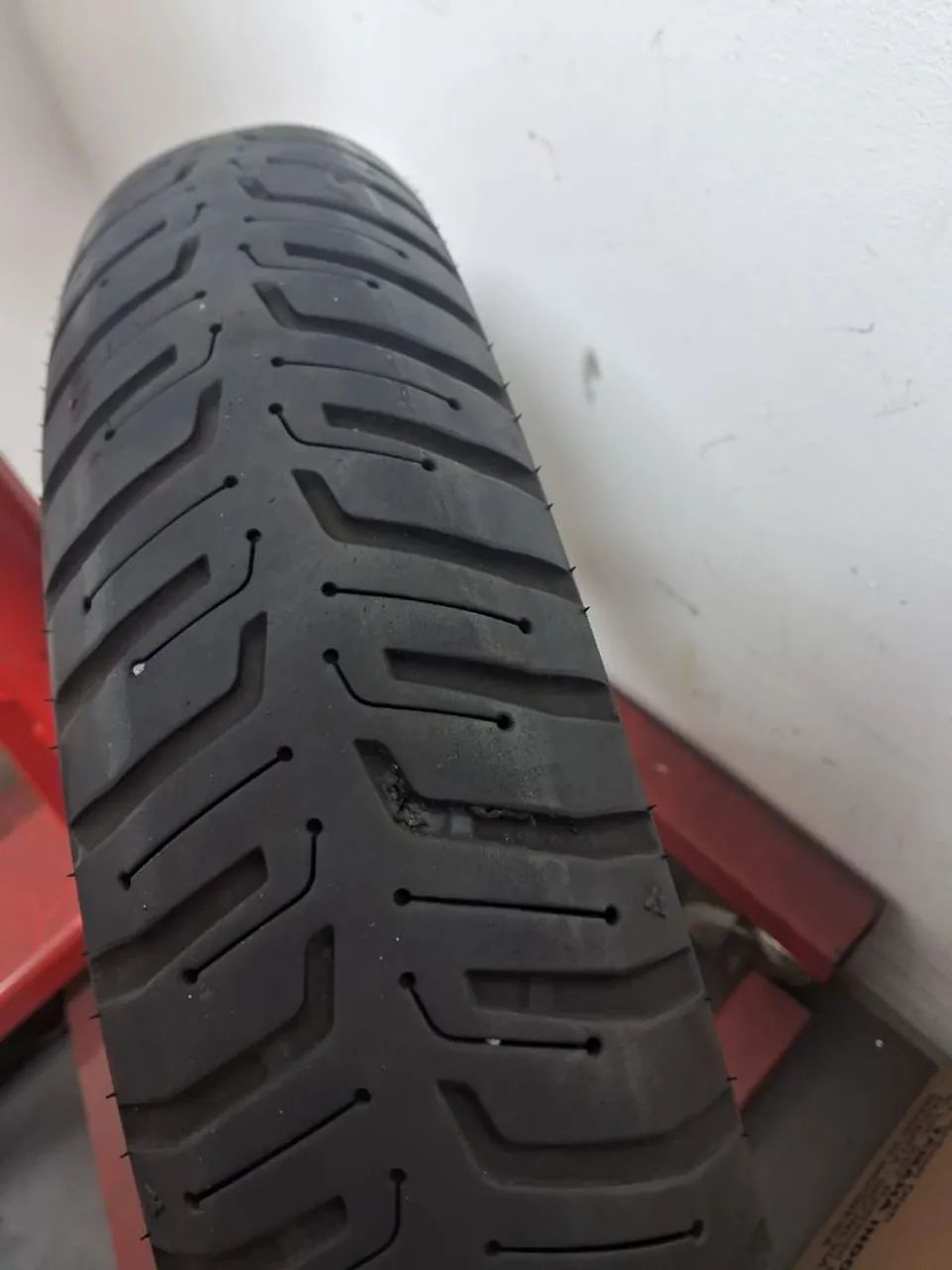 Pneu de moto Michelin 100/80-18 com furo  - Foto 3