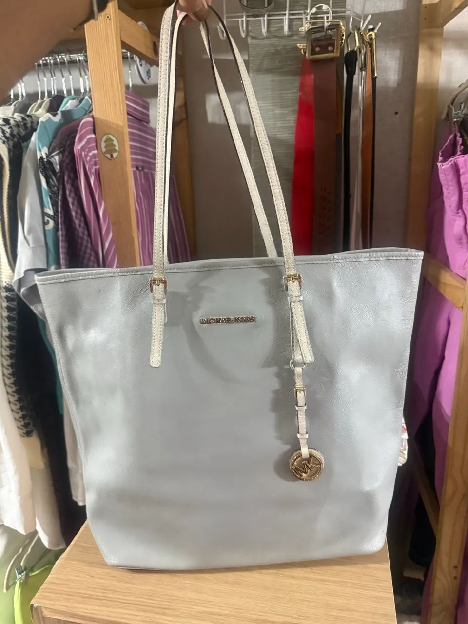 Bolsa Michael kors cinza com branco linda de ombro 