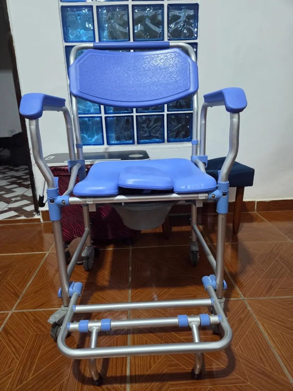 Cadeira de banho Dellamed + roda extra - Foto 2