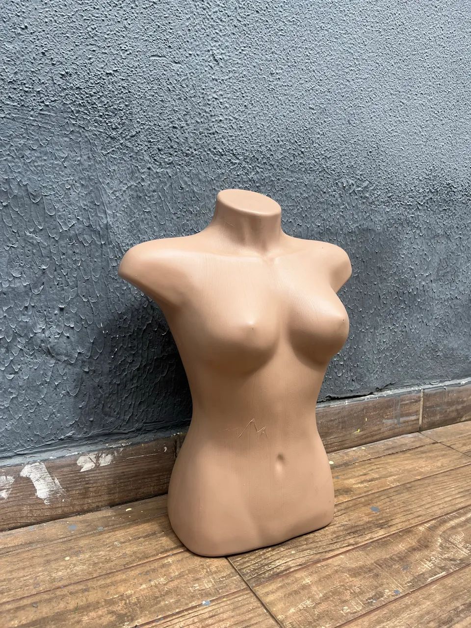 Manequim torso feminino para vitrine / exposição de roupas - Foto 2