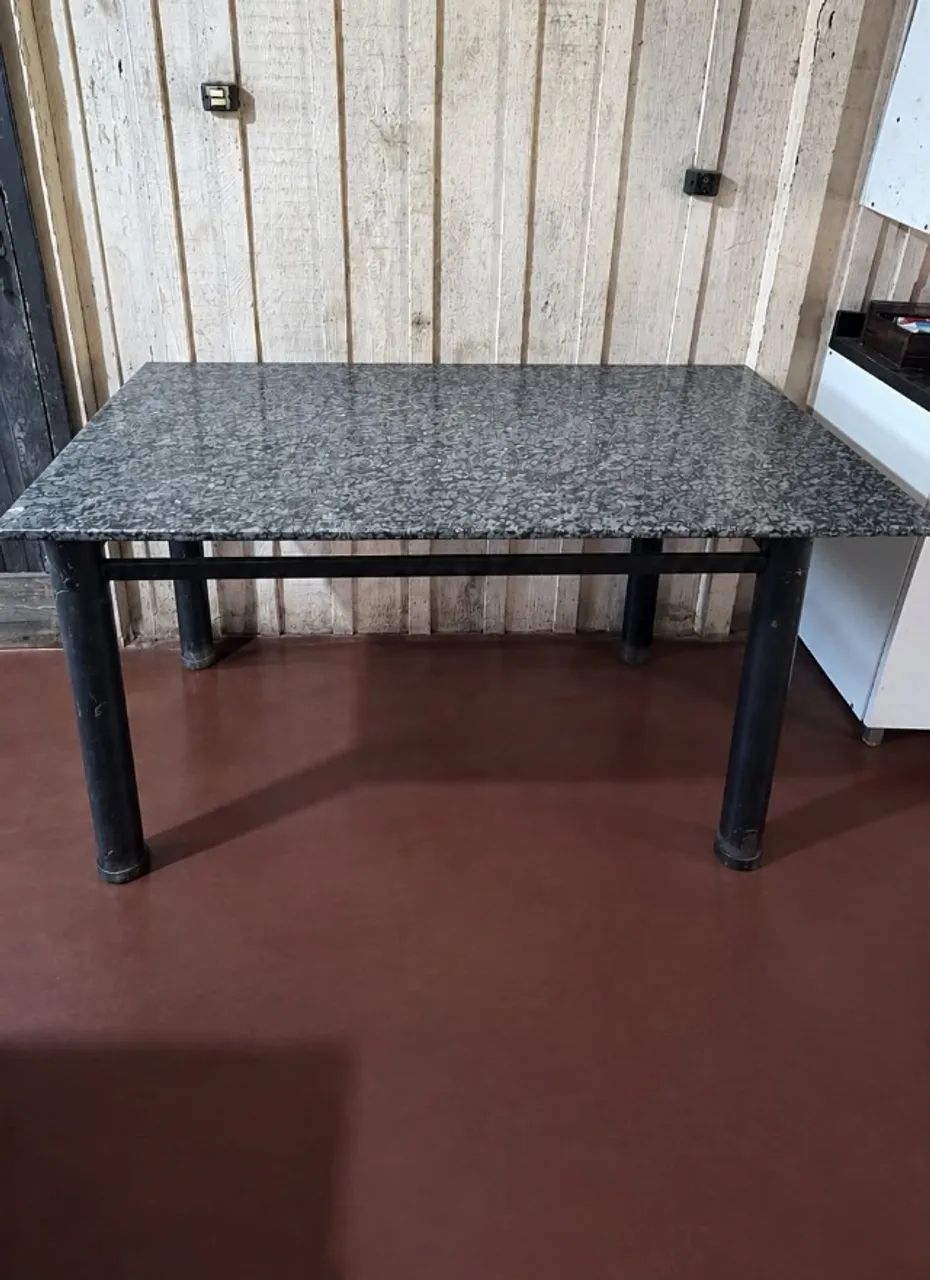 MESA COM TAMPO DE GRANITO (SEM CADEIRAS) - USADA