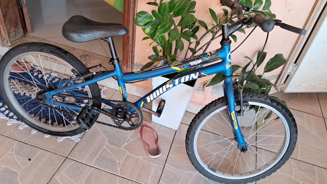 Bicicleta aro 20 bem conservada só pegar e andar - Foto 4