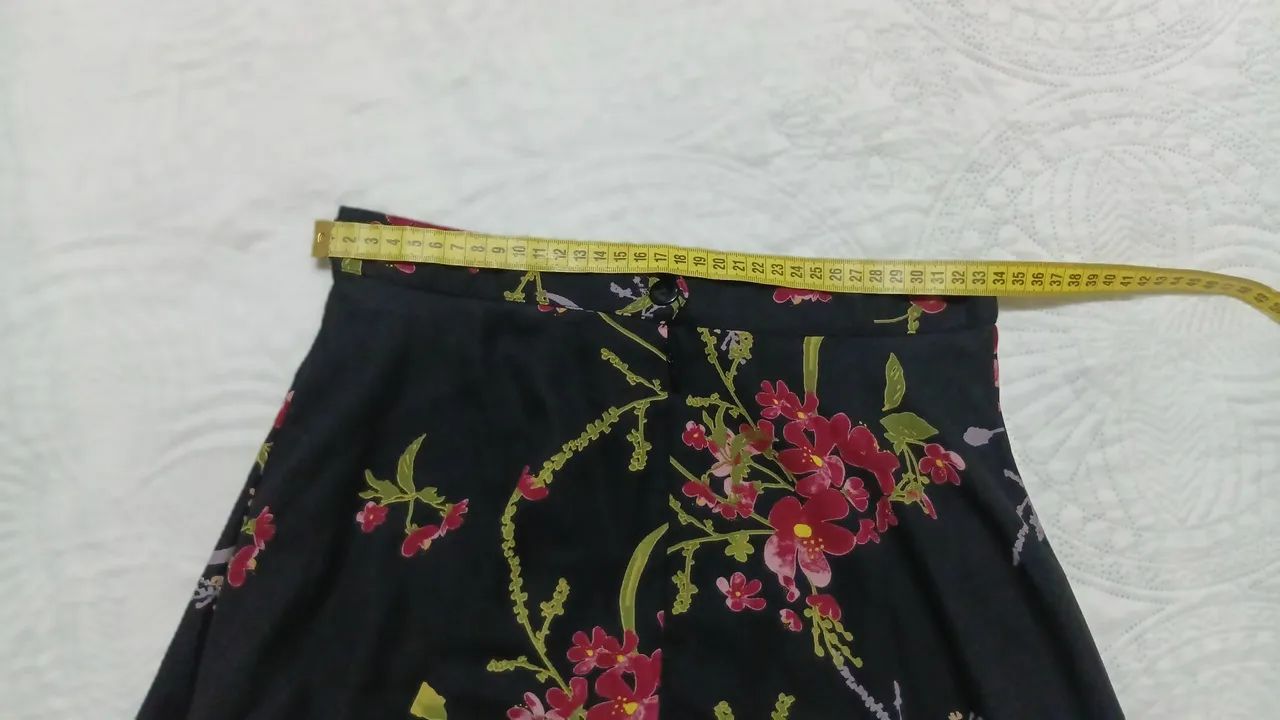 Saia Midi Floral Evasê - Elegante e Versátil - Foto 5