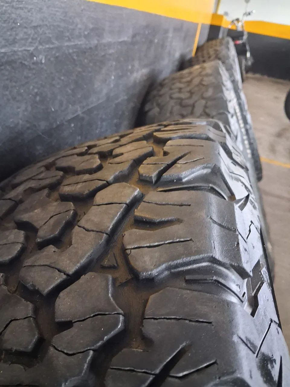 5 Pneus BF AT 275/65/18 seminovos - Foto 4