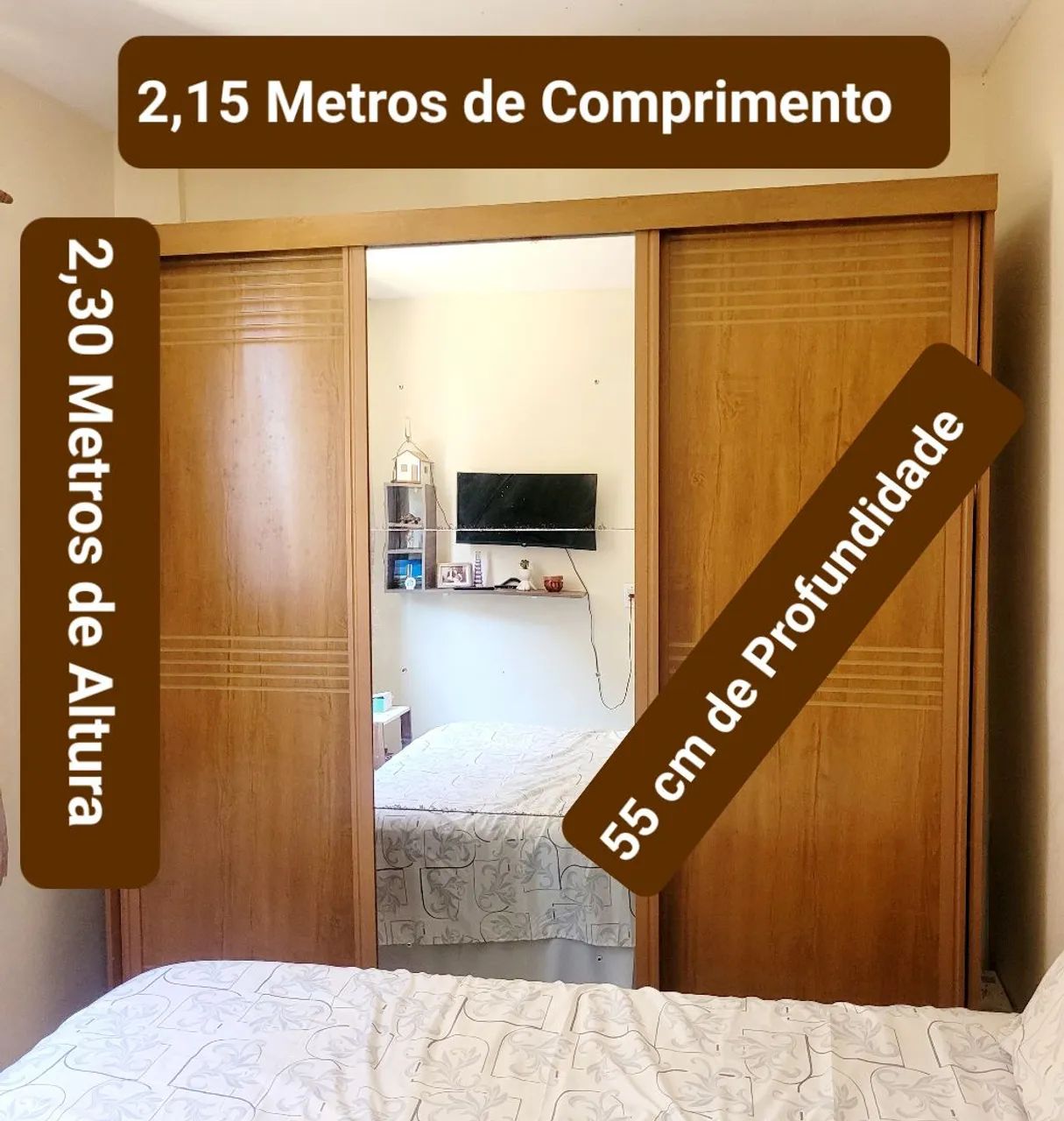 Guarda-Roupa com 3 portas, 4 gavetas e Espelho.