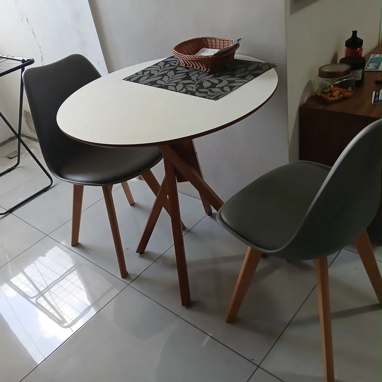 Mesa Redonda com Duas Cadeiras R$ 400,00