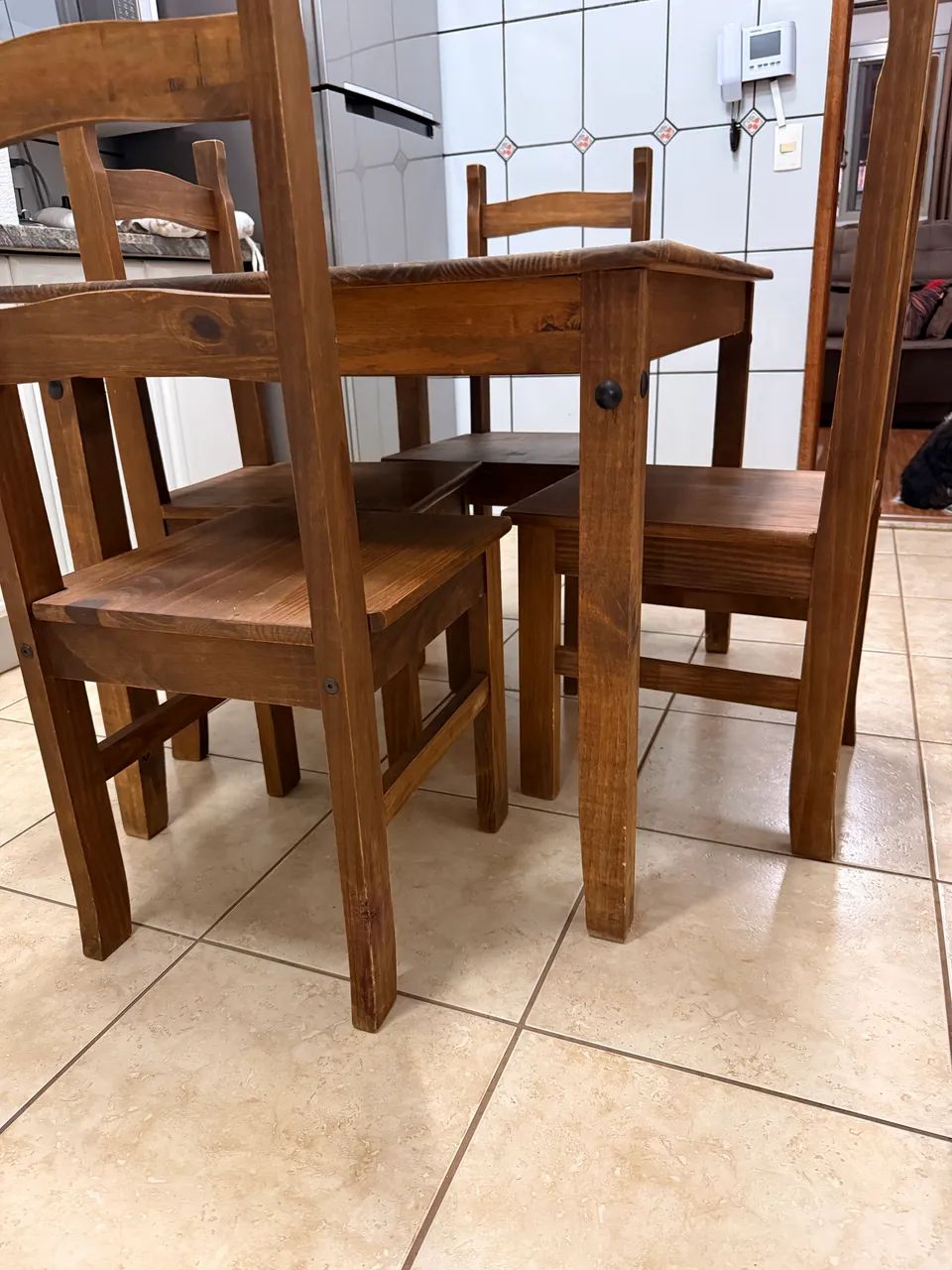 Mesa de madeira com 4 cadeiras  - Foto 3