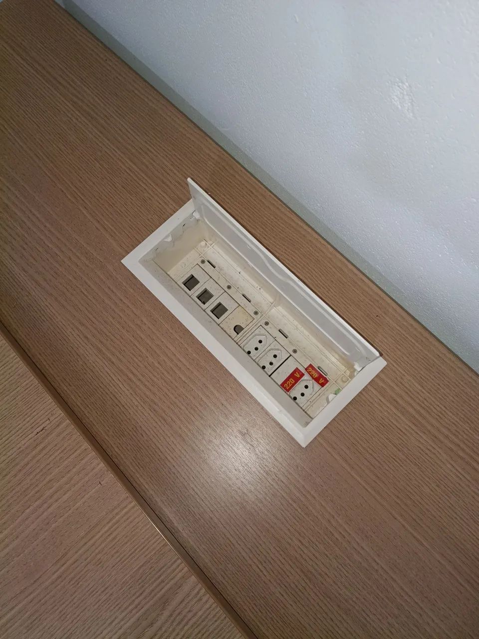 Mesa de Escritório Marelli Executiva em L com Gaveteiro, Armário e Caixa de Tomadas - Foto 5