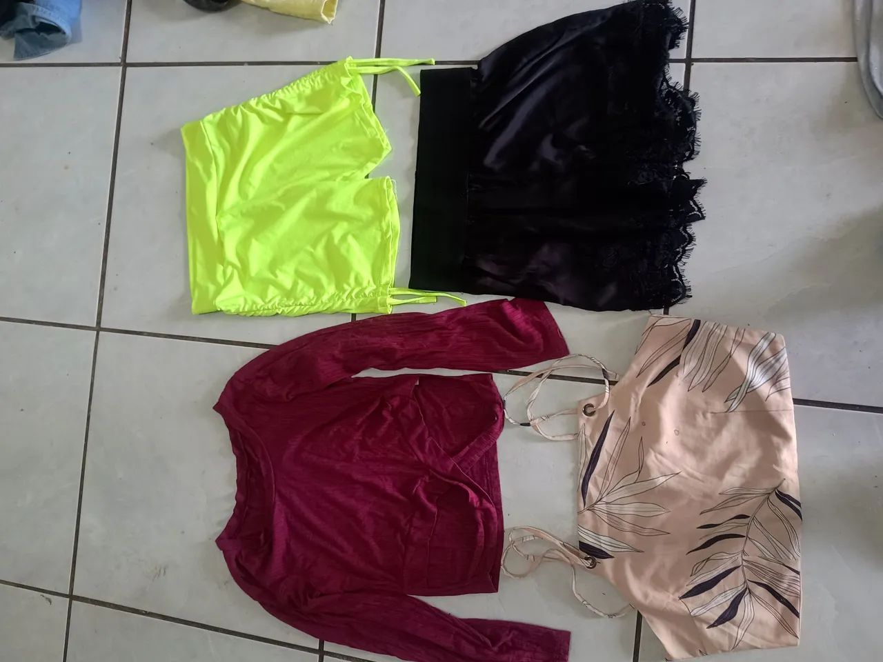 Lote de roupa feminino  - Foto 4