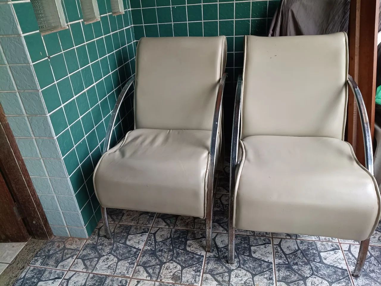 Armário de parede de angelim e poltronas 
