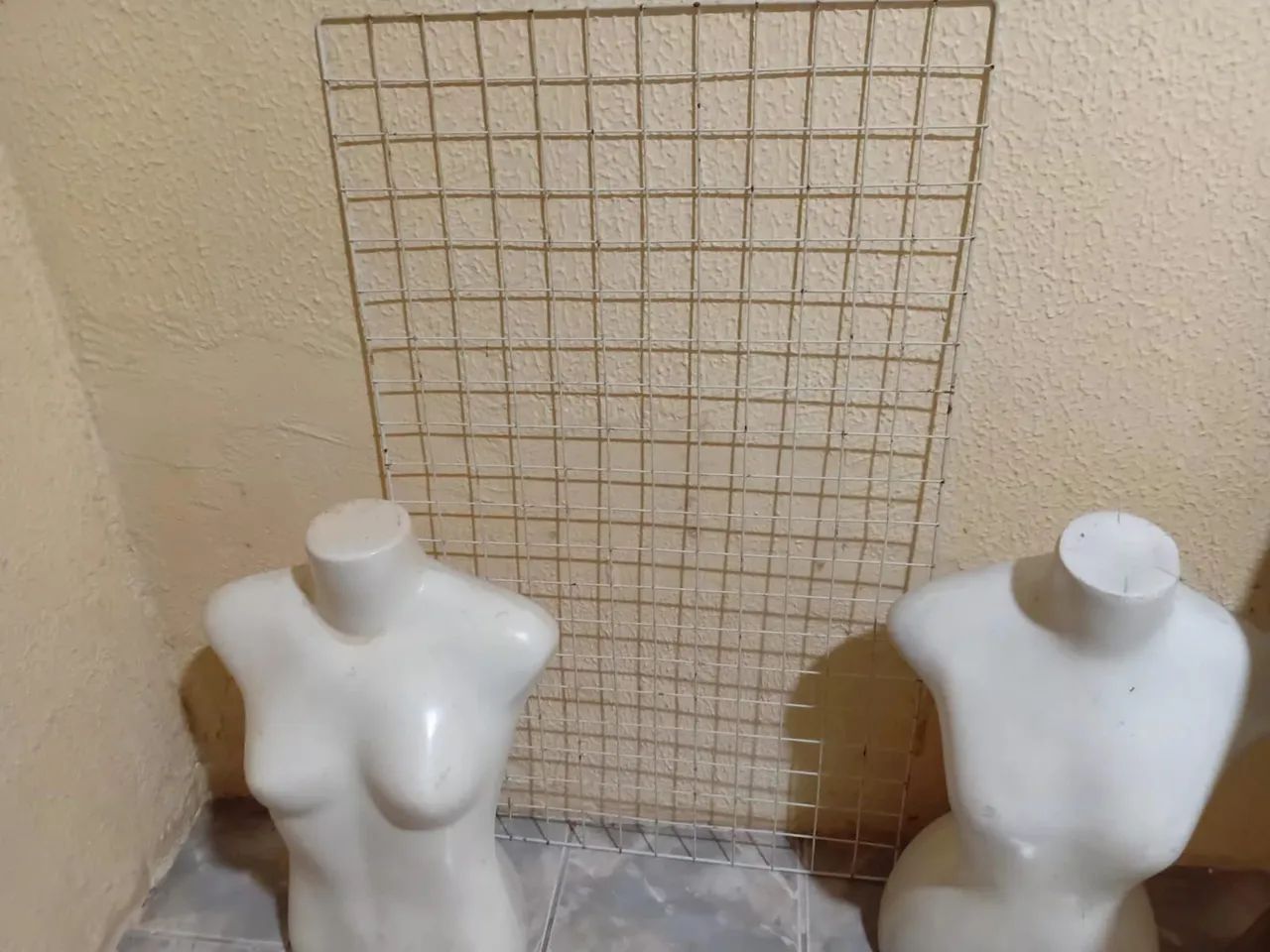 Tela e manequins para blusas em ótimo estado de conservação. - Foto 3