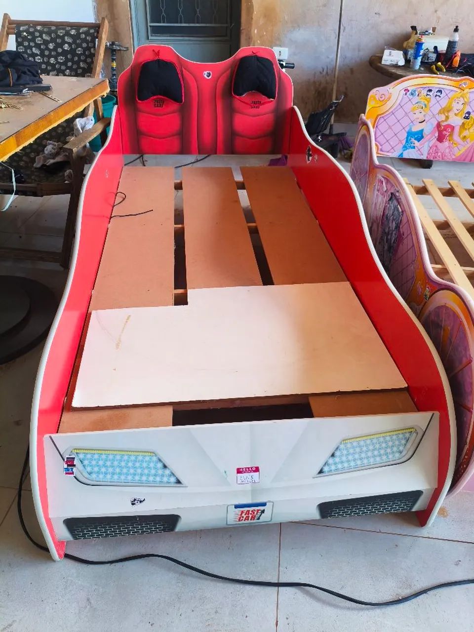 VENDO CAMA INFANTIL PRINCESA E CARRO DE CORRIDA - Foto 4