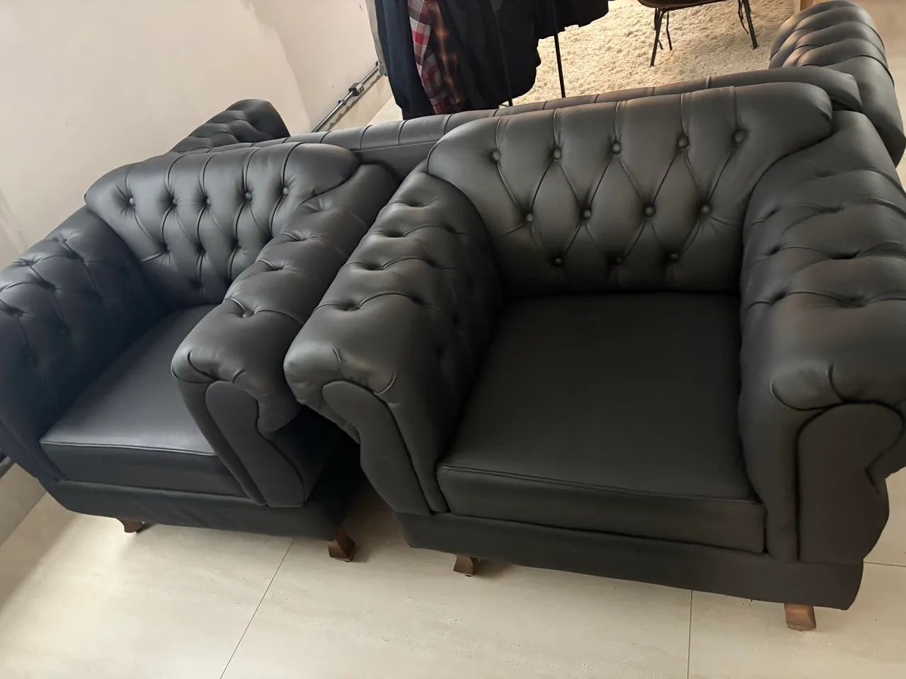 Conjunto Chesterfield em Couro Legítimo | Sofá + 2 Poltronas - Foto 2