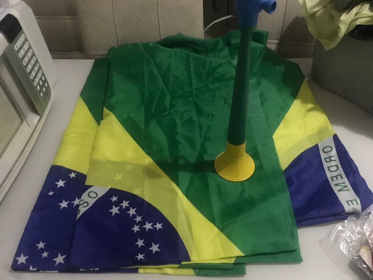 Bandeiras tamanho médio e cornetas 