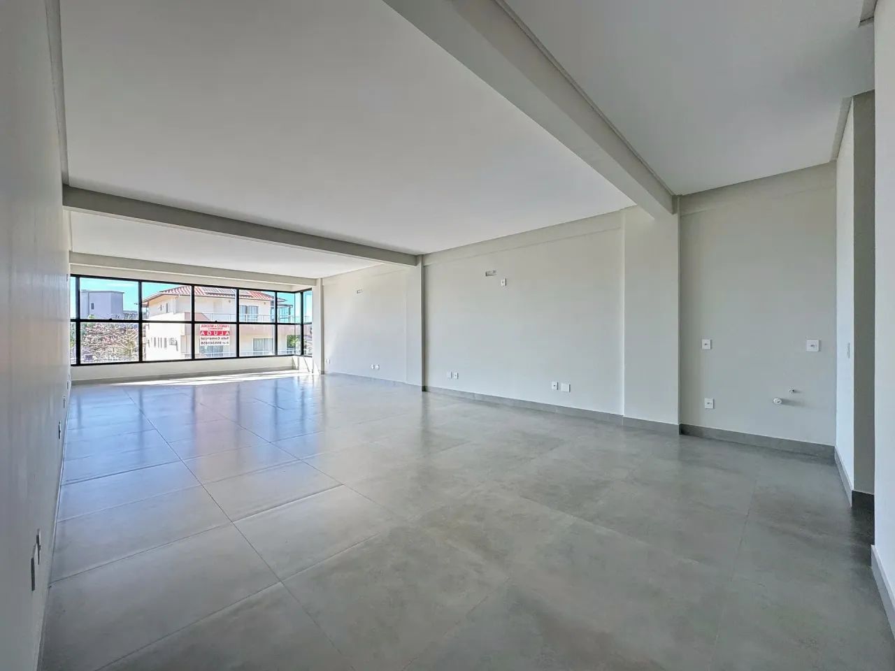 Sala comercial nova com 72m² e 2bwc em Morrinhos, ocupação imediata