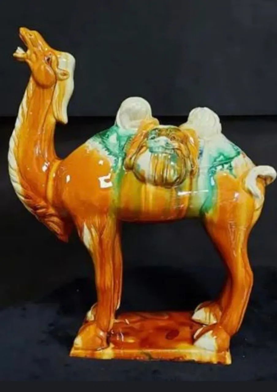 Camêlo em porcelana chinesa vitrificada.