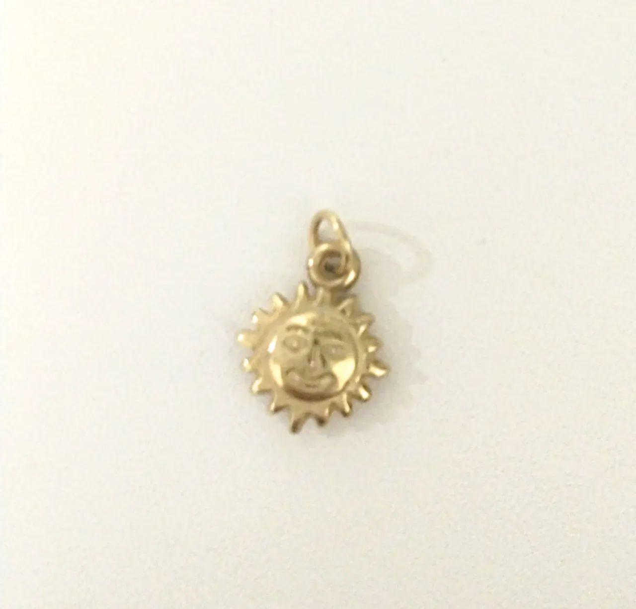 pingente de sol banhado a ouro.
