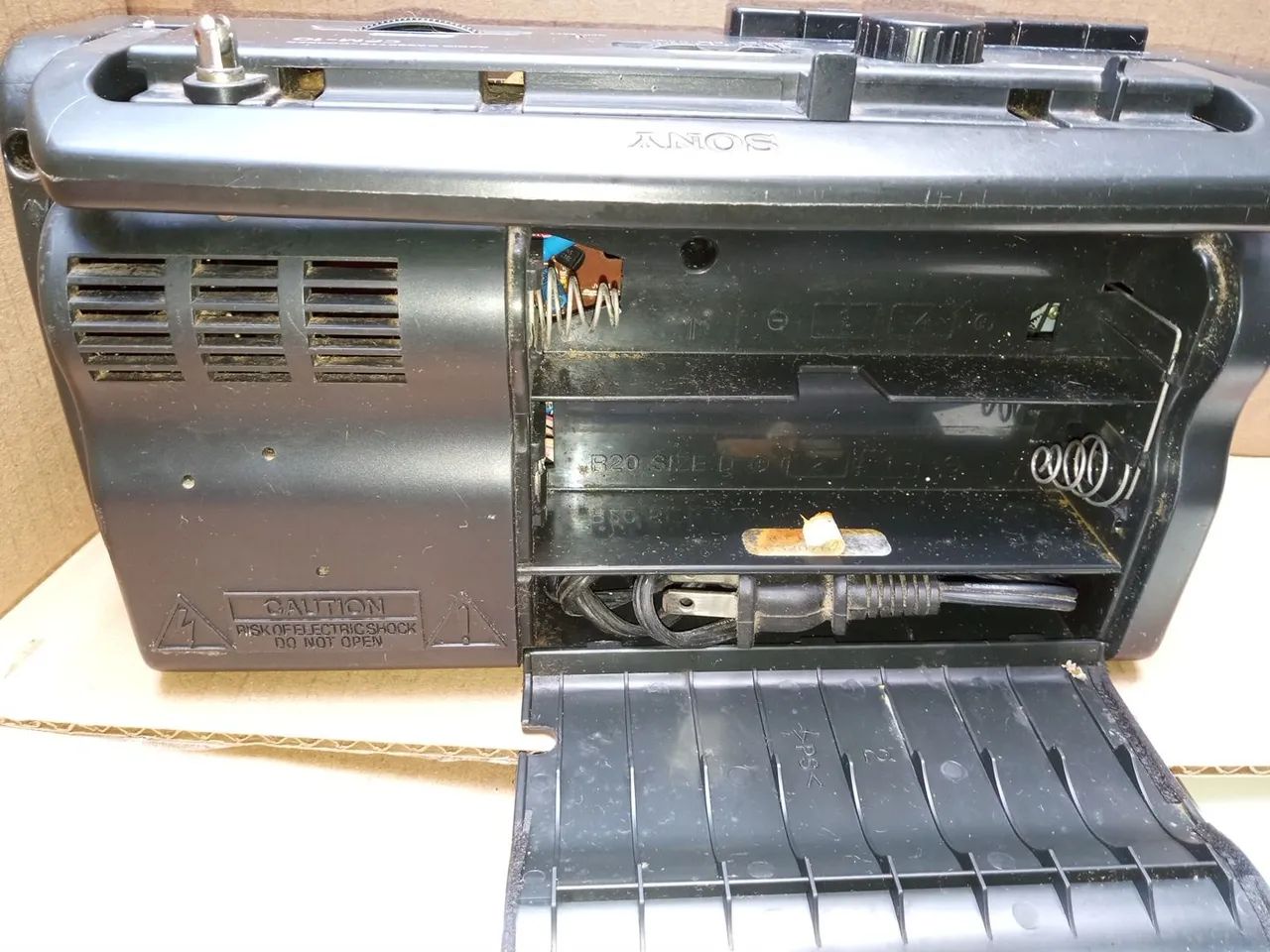 Rádio gravador antigo Sony CFM 10 - Foto 4