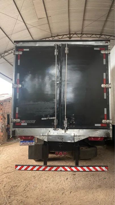 Baú frio truck (frigorífico) gancheiro (leia o anúncio) - Foto 3