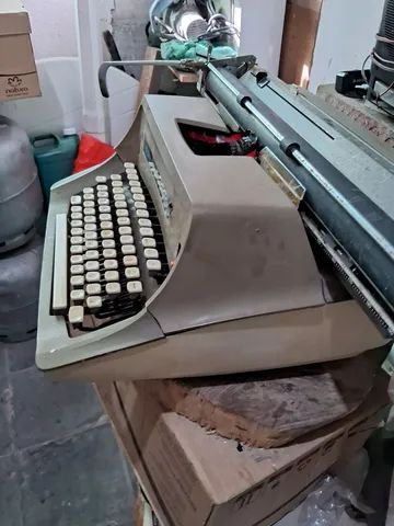 Maquina de datilografia antiga. - Foto 4